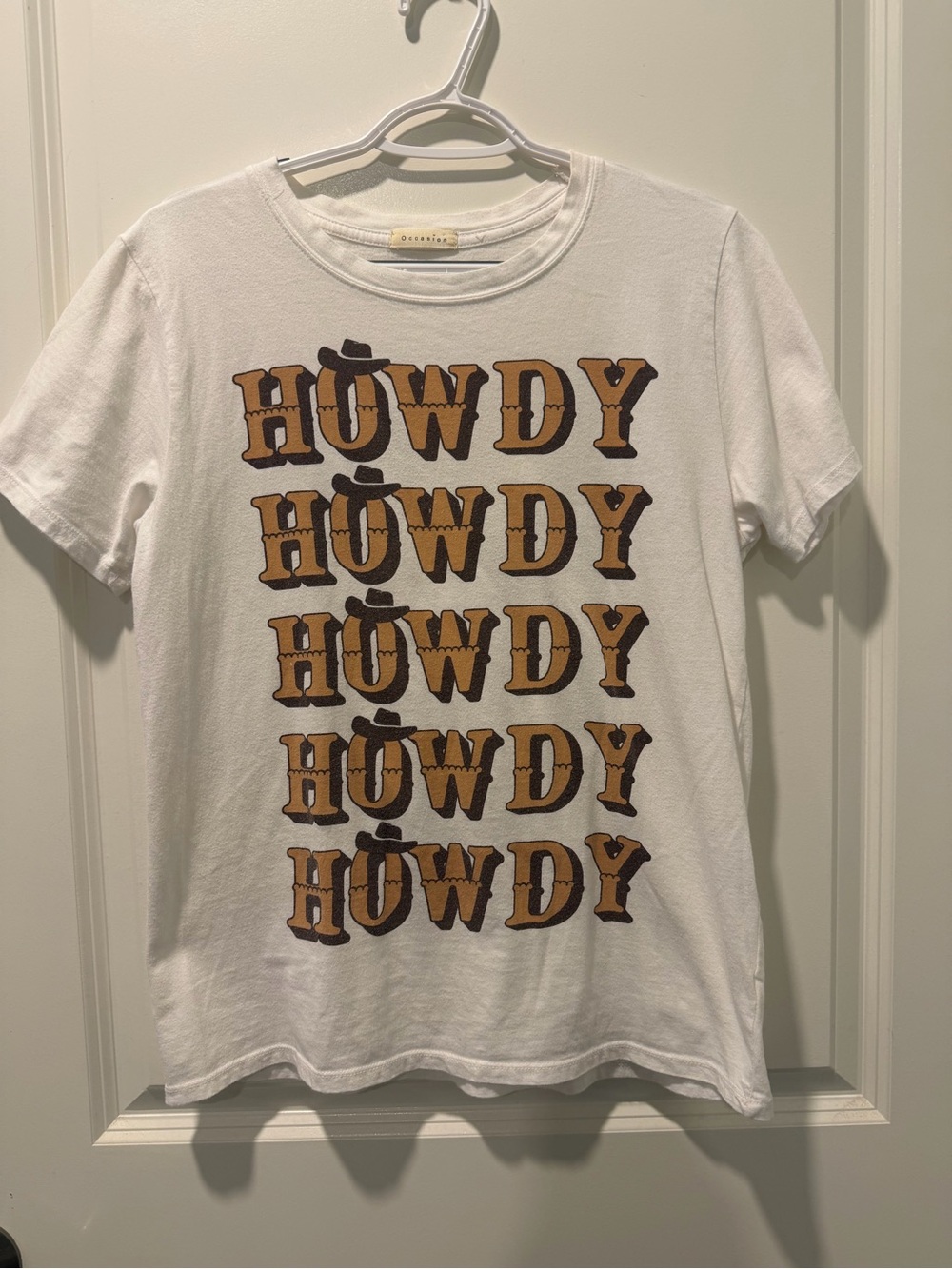 Occasion White Tee with Brown "Howdy" Print